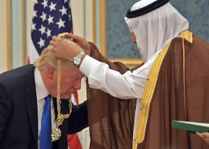 Donald Trump bows to Saudi king, gets gold necklace, 2017.05.20.