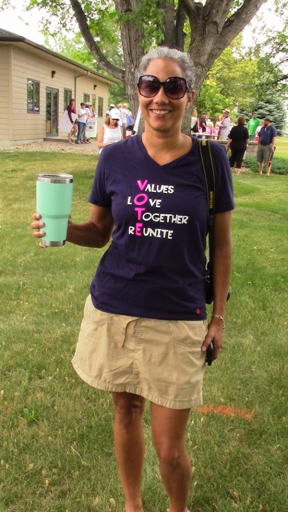 My neighbor Al has her own shirt printer. She came up with this design last night for today's rally. Très cool!