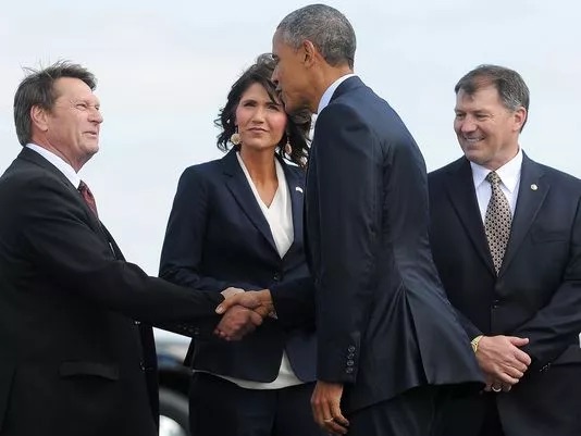 Watertown Mayor Steve Thorson, Rep. Kristi Noem, President Barack Obama, and Senator Mike Rounds, Watertown, SD, 2015.05.08. Photo by Joe Ahlquist, that Sioux Falls paper.