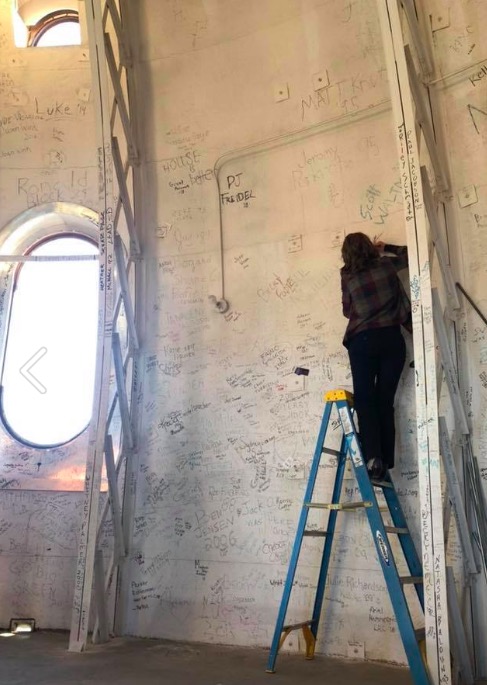 Kristi Noem adds her name to the graffiti inside the Capitol Dome, FB, 2018.12.18.