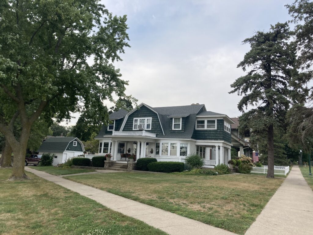 A house I really like, looking out at the lake from the corner of Lake Avenue and Lakeshore Drive. How lakey can one place get?